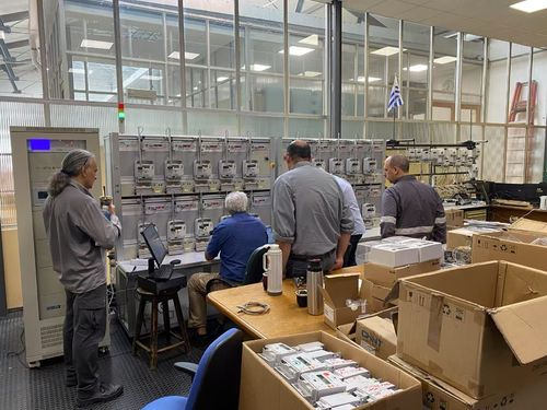 Dernières nouvelles de l'entreprise GENY livre avec succès des bancs d'essai en trois phases à l'UTE en Uruguay